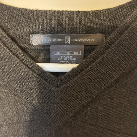 Tiger Woods Golf Sweater - Picture 2 of 2